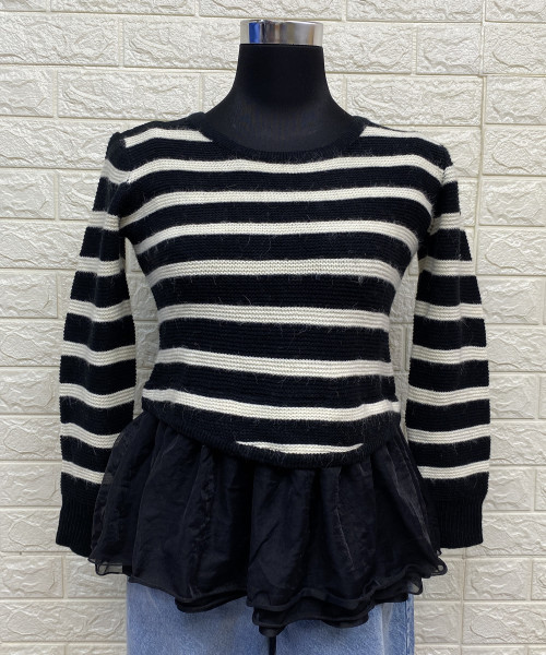 Black with white lines knitted pullover