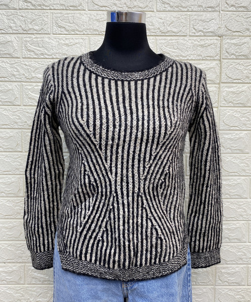 White with black designing knitted pullover
