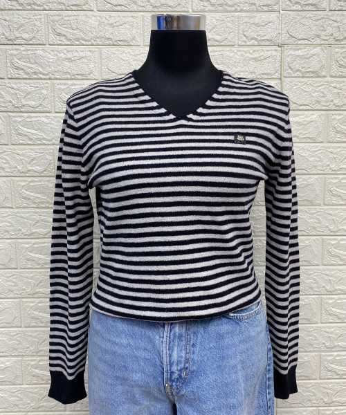 Black and white V Neck knitted pullover